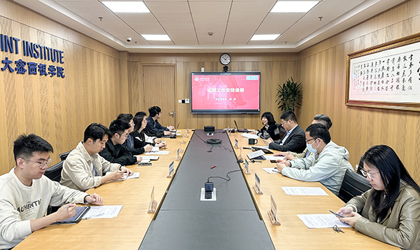密西根学院召开4月党建工作例会