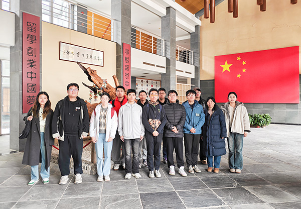 浦江国际学院学生四支部开展“赓续留学报国光荣传统”主题党日活动